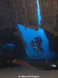 Juan ready to enter the wreck, Wit Shoal. by Abimael Márquez 